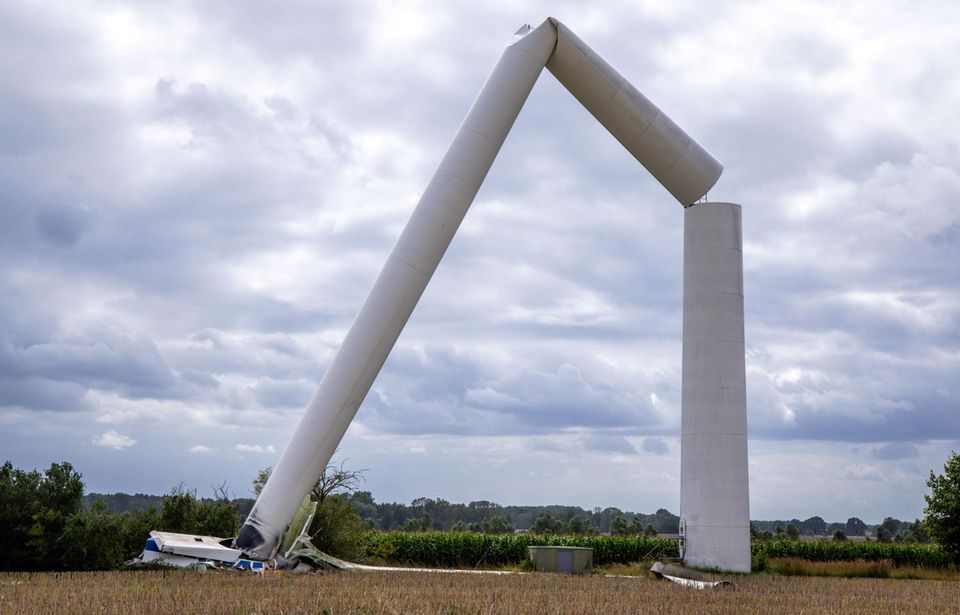 Gnoien: Die Reste eines vom Sturm abgeknickten Windrades stehen auf einem abgeernteten Rapsfeld.