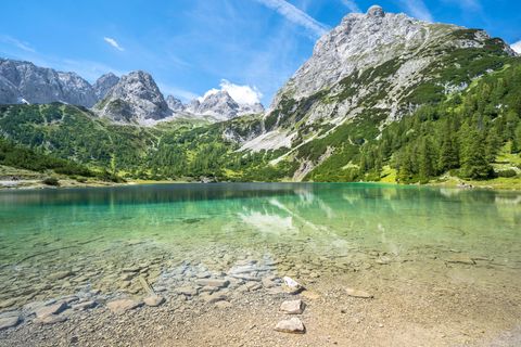 Glasklares Wasser vor Bergkulisse: der Seebensee