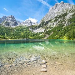 Glasklares Wasser vor Bergkulisse: der Seebensee