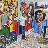 Der Zehnjährige Andres Valencia steht in einem Raum mit vielen seiner Bilder