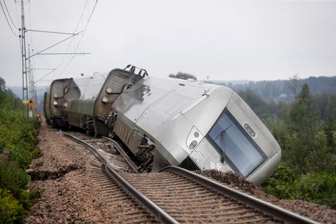 Ein entgleister Personenzug mit 120 Fahrgästen liegt neben den Schienen in Hundiksvall, Schweden