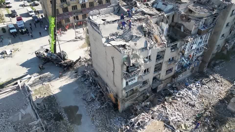 Video: Ukraine: Tote nach Einschlag russischer Raketen in Pokrowsk Video: Ukraine: Tote nach Einschlag russischer Raketen in Pokrowsk