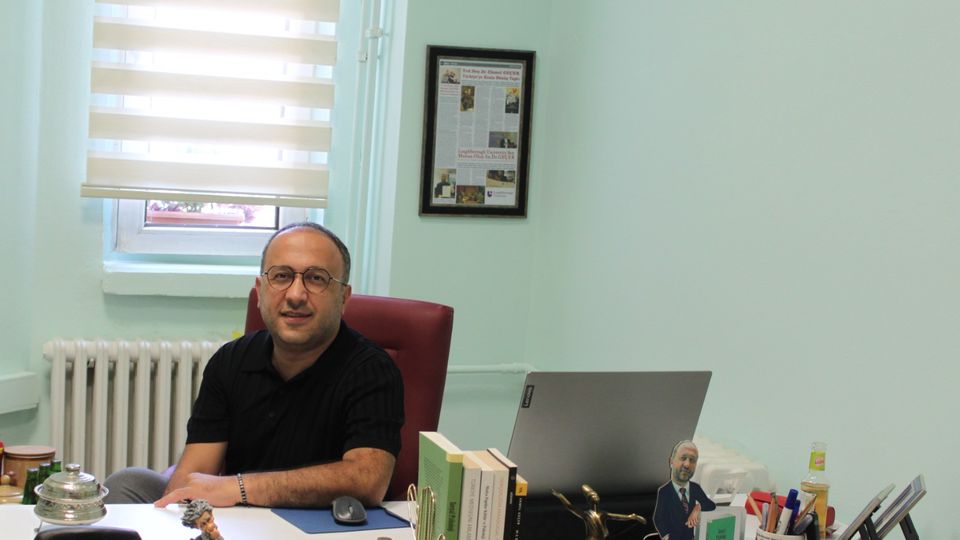 Professor Ekmel Gecer an an einem Schreibtisch