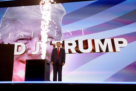 Donald Trump im Rampenlicht: Der Ex-Präsident möchte 2024 zurück ins Weiße Haus. Seine Ex-Sicherheitsberater John Bolton warnt vor genau diesem Szenario.