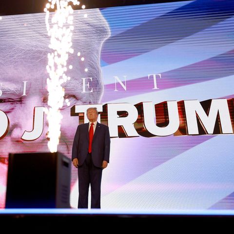 Donald Trump im Rampenlicht: Der Ex-Präsident möchte 2024 zurück ins Weiße Haus. Seine Ex-Sicherheitsberater John Bolton warnt vor genau diesem Szenario.