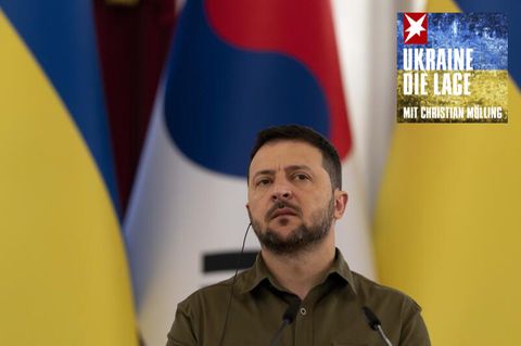 Wolodymyr Selenskyj, Präsident der Ukraine, hört dem südkoreanischen Präsidenten Yoon während einer gemeinsamen Erklärung zu