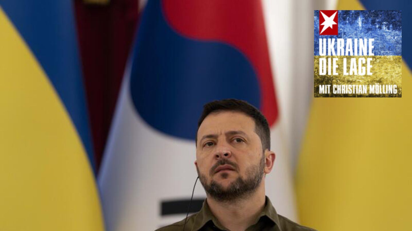Wolodymyr Selenskyj, Präsident der Ukraine, hört dem südkoreanischen Präsidenten Yoon während einer gemeinsamen Erklärung zu