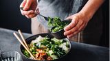 1. Kochen Sie selber!  Es klingt, wie ein Mantra, aber nur wenn Sie selber kochen, wissen Sie genau, was auf Ihrem Teller landet. Suchen Sie sich einfache Rezepte aus und Lebensmittel, die Sie gern mögen. Es gibt eine Vielzahl an schnellen Rezepten, wenn Sie keine Zeit haben oder Kosten sparen müssen. Hier gibt es Anregungen!