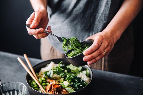 1. Kochen Sie selber!  Es klingt, wie ein Mantra, aber nur wenn Sie selber kochen, wissen Sie genau, was auf Ihrem Teller landet. Suchen Sie sich einfache Rezepte aus und Lebensmittel, die Sie gern mögen. Es gibt eine Vielzahl an schnellen Rezepten, wenn Sie keine Zeit haben oder Kosten sparen müssen. Hier gibt es Anregungen!