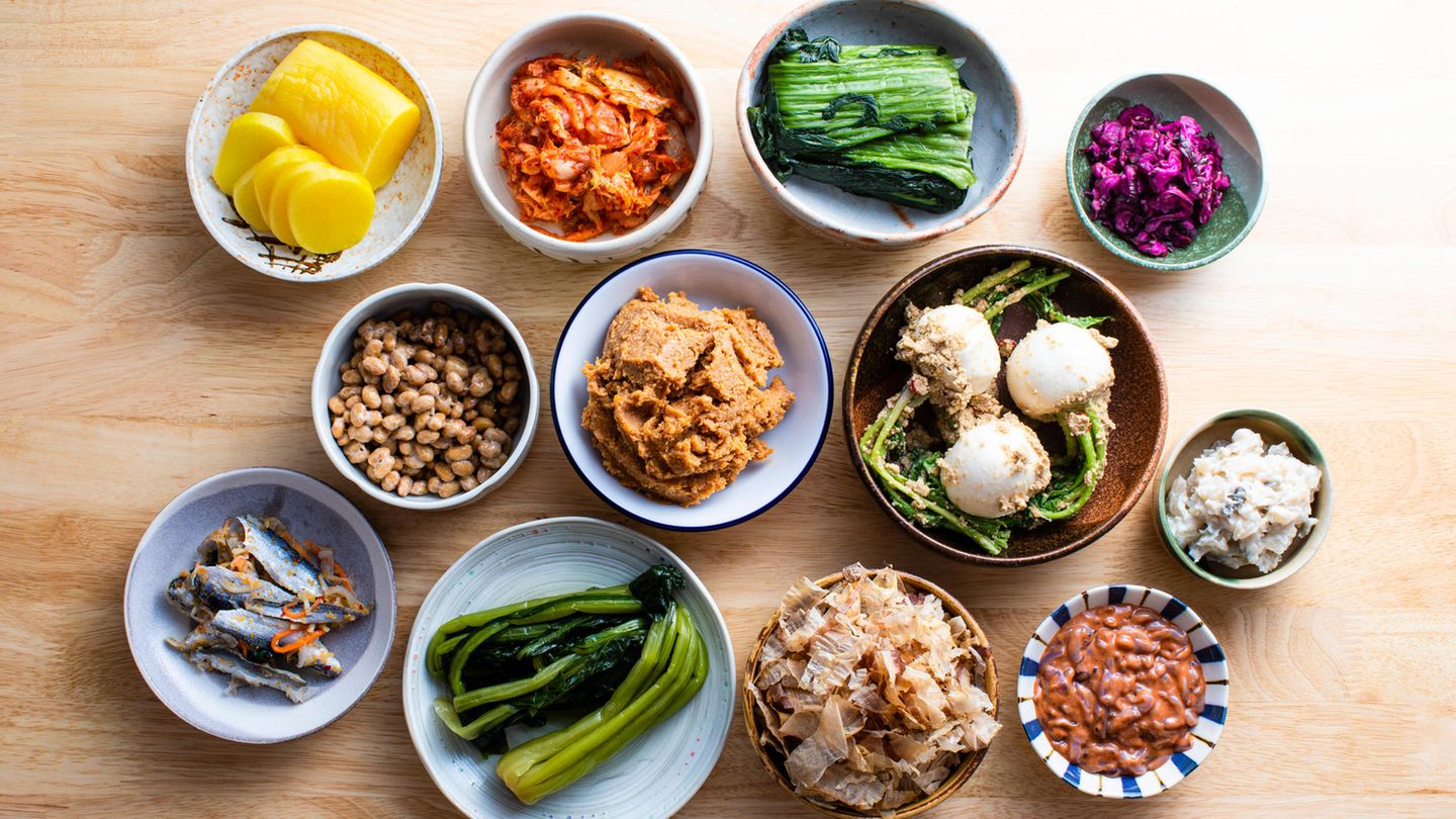 3. Essen Sie fermentierte Lebensmittel!  Joghurt, Kefir und eingelegtes Gemüse wie Kimchi oder Rettich sind gut für unsere Gesundheit. Die Mikroben, die man mit fermentierten Lebensmittel aufnimmt, wandern durch unseren Verdauungstakt und unterstützen die Billionen von Mikroben, die bereits in unserem Darm leben, so der Stand der Forschung. Studien haben bereits gezeigt, dass eine gute Darmflora mit einem guten Immunsystem in Verbindung gebracht werden kann. Fermentieren können Sie auch selber, dafür müssen Sie nur kleingeschnittenen Kohl mit Salz und Wasser (und einigen Gewürzen) einzulegen. Nach ein paar Tagen fermentiert Ihr Gemüse und Sie tun Ihrer Gesundheit etwas Gutes. Hier geht's zu einem Kimchi-Rezept!