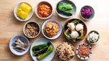 3. Essen Sie fermentierte Lebensmittel!  Joghurt, Kefir und eingelegtes Gemüse wie Kimchi oder Rettich sind gut für unsere Gesundheit. Die Mikroben, die man mit fermentierten Lebensmittel aufnimmt, wandern durch unseren Verdauungstakt und unterstützen die Billionen von Mikroben, die bereits in unserem Darm leben, so der Stand der Forschung. Studien haben bereits gezeigt, dass eine gute Darmflora mit einem guten Immunsystem in Verbindung gebracht werden kann. Fermentieren können Sie auch selber, dafür müssen Sie nur kleingeschnittenen Kohl mit Salz und Wasser (und einigen Gewürzen) einzulegen. Nach ein paar Tagen fermentiert Ihr Gemüse und Sie tun Ihrer Gesundheit etwas Gutes. Hier geht's zu einem Kimchi-Rezept!