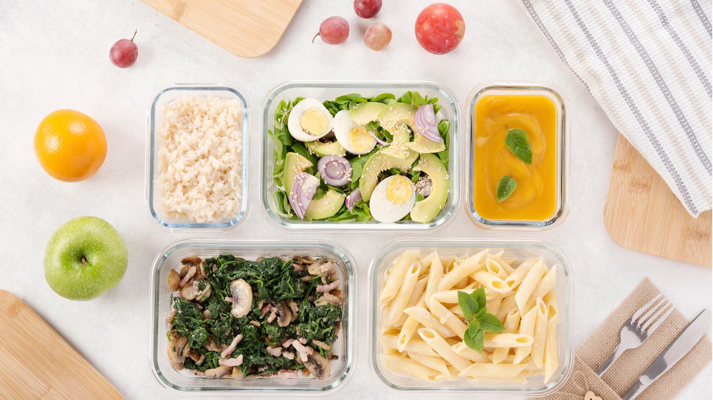 Ernährung: 4. Kochen Sie auf Vorrat! Wer Zeit und Budget sparen möchte, sollte Vorkochen. Kochen Sie die doppelte Menge und frieren Sie Saucen, Eintöpfe und andere Gerichte ein. So haben Sie immer frisch gekochtes Essen zur Hand, wenn Ihnen die Zeit fehlt, frisch zu kochen. Gute Gerichte, die sich dafür eignen, sind beispielsweise Bolognese-Sauce, Chili con Carne oder ein Gemüseeintopf. Inspiration gibt es hier! 4. Kochen Sie auf Vorrat! Wer Zeit und Budget sparen möchte, sollte Vorkochen. Kochen Sie die doppelte Menge und frieren Sie Saucen, Eintöpfe und andere Gerichte ein. So haben Sie immer frisch gekochtes Essen zur Hand, wenn Ihnen die Zeit fehlt, frisch zu kochen. Gute Gerichte, die sich dafür eignen, sind beispielsweise Bolognese-Sauce, Chili con Carne oder ein Gemüseeintopf. Inspiration gibt es hier!