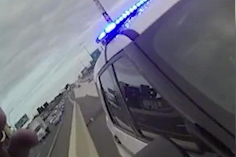 Anfang dieses Jahres hat das Orange County Sheriff‘s Office einen Teenager dabei erwischt, wie er auf einem Highway in Kalifornien 100 km/h zu schnell fuhr. Aufnahmen der Polizei zeigen die emotionale Reaktion.