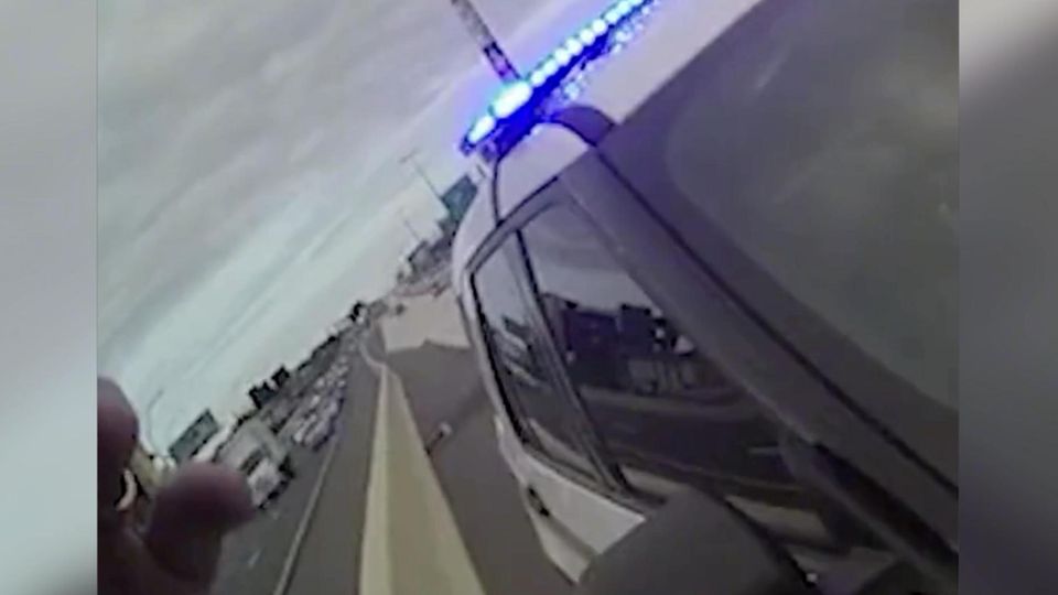 "Habe Ihren Sohn mit 212 km/h erwischt": Polizist stoppt 16-Jährigen Raser und ruft seinen Papa an Anfang dieses Jahres hat das Orange County Sheriff‘s Office einen Teenager dabei erwischt, wie er auf einem Highway in Kalifornien 100 km/h zu schnell fuhr. Aufnahmen der Polizei zeigen die emotionale Reaktion.