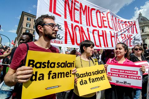 Menschen in Rom demonstrieren gegen den "Hungerlohn"