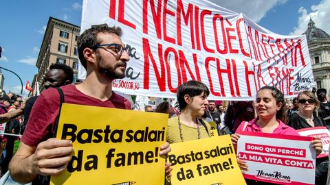 Menschen in Rom demonstrieren gegen den "Hungerlohn"