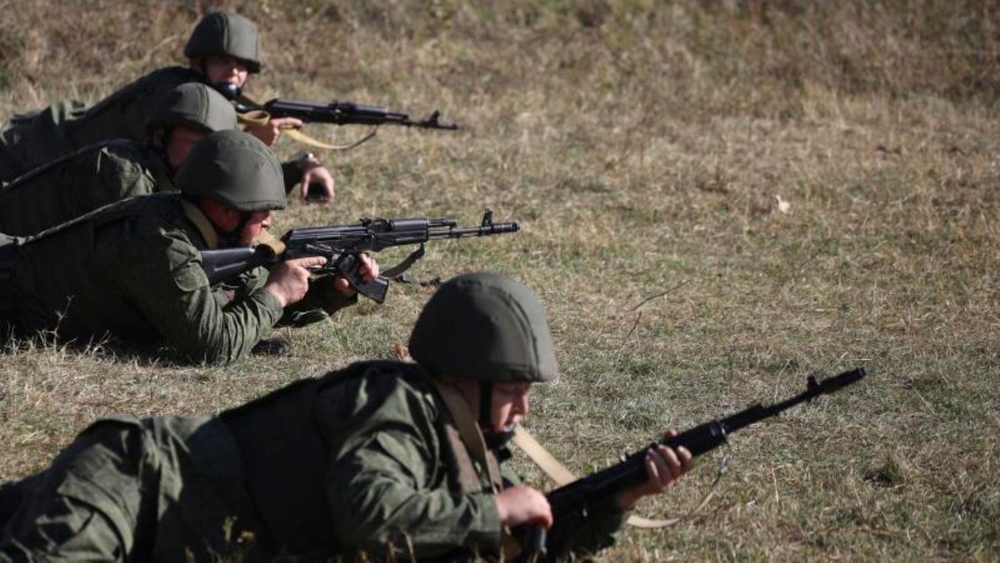 Rekruten trainieren auf einem Schießplatz im Süden Russlands