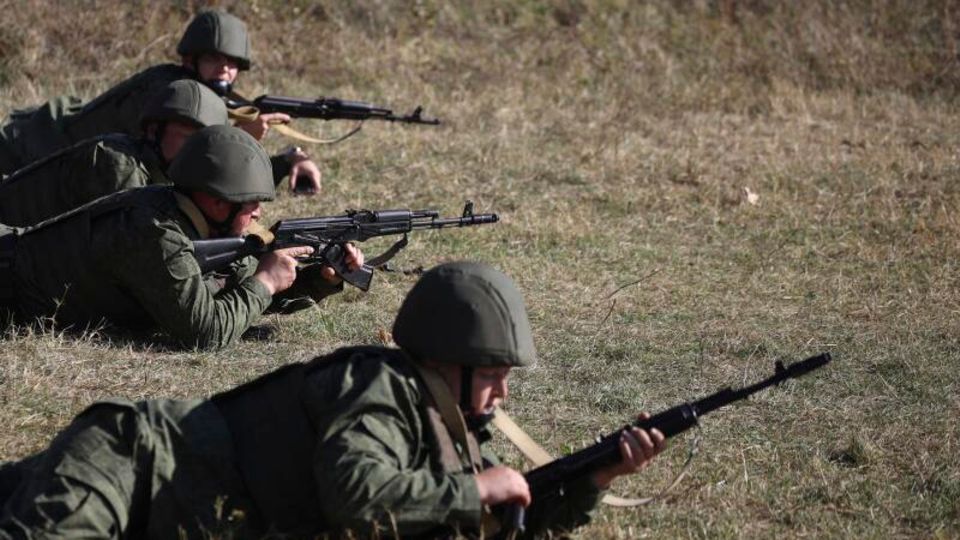 Rekruten trainieren auf einem Schießplatz im Süden Russlands