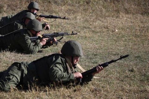 Rekruten trainieren auf einem Schießplatz im Süden Russlands