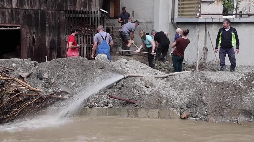 Slowenien: "Es ist eine Katastrophe": Einwohner überfluteter Gemeinden kämpfen gegen den Schlamm