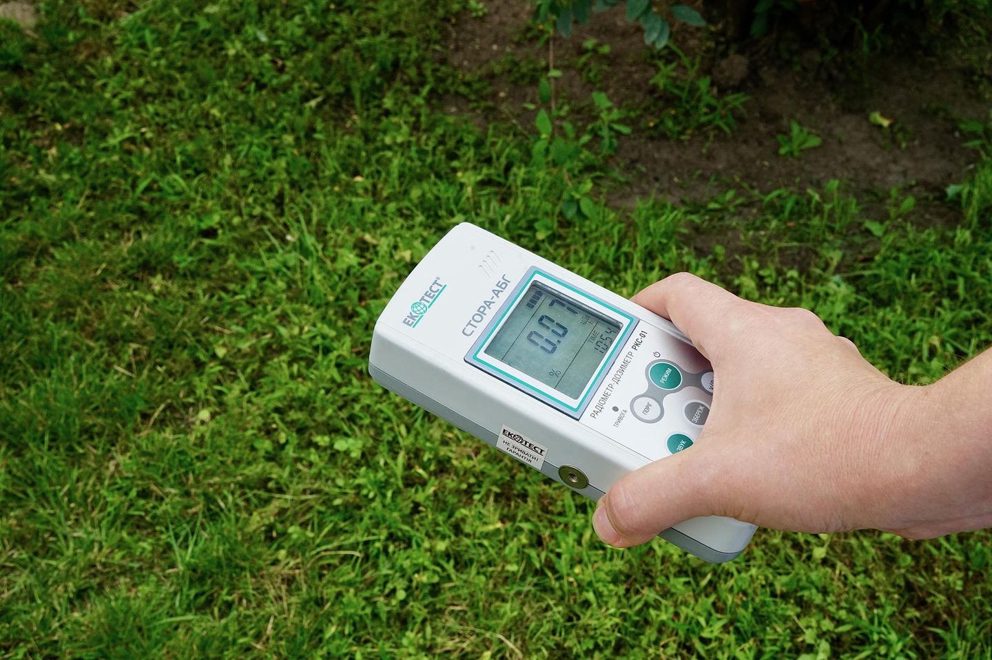Dosimeter Ein Dosimeter zeigt einen Normalwert an Strahlung