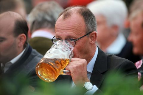 Der CSU-Wahlkampf in Bayern führte CDU-Chef Friedrich Merz in ein Bierzelt nach Niederbayern.
