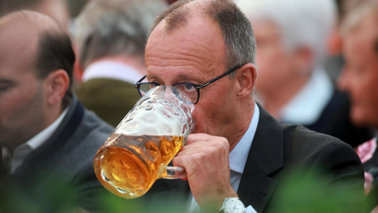 CDU-Chef in Bayern: Der CSU-Wahlkampf in Bayern führte CDU-Chef Friedrich Merz in ein Bierzelt nach Niederbayern. Der CSU-Wahlkampf in Bayern führte CDU-Chef Friedrich Merz in ein Bierzelt nach Niederbayern.