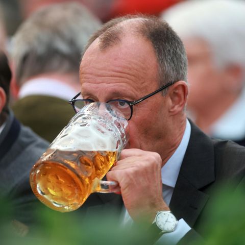 Der CSU-Wahlkampf in Bayern führte CDU-Chef Friedrich Merz in ein Bierzelt nach Niederbayern.