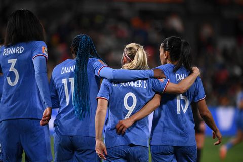 Vier Spielerinnen von Frankreich bejubeln Arm in Arm ein Tor gegen Marokko