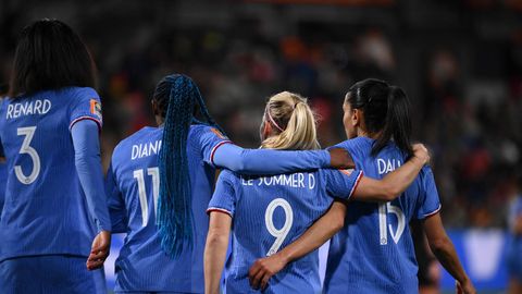 Vier Spielerinnen von Frankreich bejubeln Arm in Arm ein Tor gegen Marokko