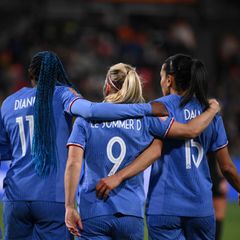 Vier Spielerinnen von Frankreich bejubeln Arm in Arm ein Tor gegen Marokko