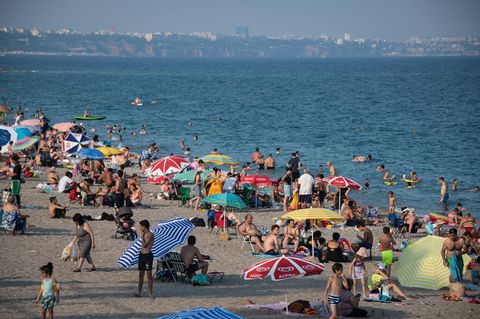 Urlauber tummeln sich an einem Strand nahe Antalya in der Türkei