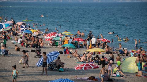 Urlauber tummeln sich an einem Strand nahe Antalya in der Türkei