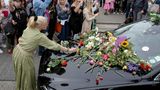 Sinéad O'Connor war im Juli dieses Jahres aus bislang ungeklärter Ursache im Alter von 56 Jahren in London verstorben. Bestattet wird sie in ihrer Heimat Irland, in Bray hat die Künstlerin zeitweise gelebt. Fans legen Blumen auf das Trauerfahrzeug, in dem O'Connor zu ihrer letzten Ruhestätte gefahren wird.