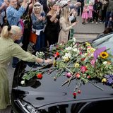 Sinéad O'Connor war im Juli dieses Jahres aus bislang ungeklärter Ursache im Alter von 56 Jahren in London verstorben. Bestattet wird sie in ihrer Heimat Irland, in Bray hat die Künstlerin zeitweise gelebt. Fans legen Blumen auf das Trauerfahrzeug, in dem O'Connor zu ihrer letzten Ruhestätte gefahren wird.