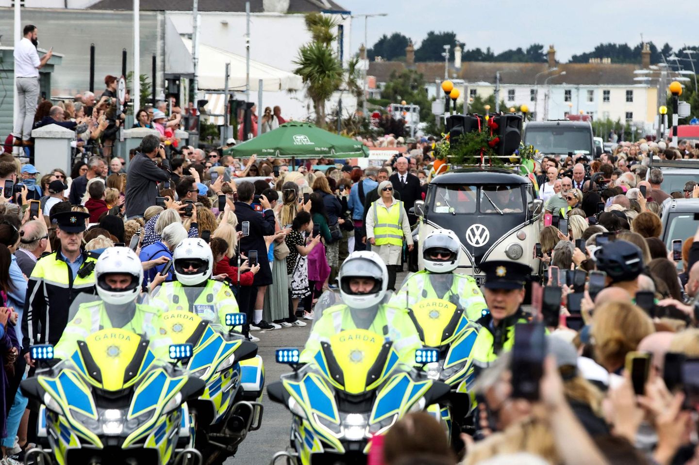 Eine Motorrad-Kolonne muss den Weg für den Korso freimachen, der von einem schwarzen VW-Bulli angeführt wird.