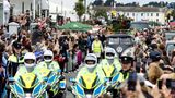Eine Motorrad-Kolonne muss den Weg für den Korso freimachen, der von einem schwarzen VW-Bulli angeführt wird.