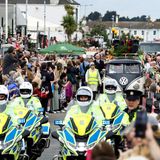 Eine Motorrad-Kolonne muss den Weg für den Korso freimachen, der von einem schwarzen VW-Bulli angeführt wird.