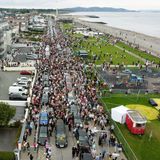 Der Trauermarsch durch O'Connors frühere Heimatstadt Bray wurde von unzähligen Fans begleitet, die hinter dem mit Regenbogen-Fahnen verzierten VW-Bulli herliefen. Von dessen Dach wurden über einen Lautsprecher Songs der Sängerin gespielt.