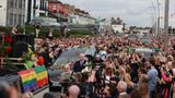 Bray in Irland: In dem südlich von Dublin gelegenen irischen Küstenstädchen Bray haben am Dienstag Hunderte Fans Abschied genommen von Sinéad O'Connor. Sie säumten die Straßen der früheren Heimatstadt der Sängerin, um ihr ein letztes Lebewohl zu sagen. Der Beerdigungswagen mit ihrem Sarg kam nur im Schritttempo voran. In dem südlich von Dublin gelegenen irischen Küstenstädchen Bray haben am Dienstag Hunderte Fans Abschied genommen von Sinéad O'Connor. Sie säumten die Straßen der früheren Heimatstadt der Sängerin, um ihr ein letztes Lebewohl zu sagen. Der Beerdigungswagen mit ihrem Sarg kam nur im Schritttempo voran.