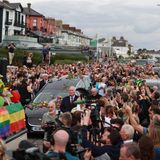 In dem südlich von Dublin gelegenen irischen Küstenstädchen Bray haben am Dienstag Hunderte Fans Abschied genommen von Sinéad O'Connor. Sie säumten die Straßen der früheren Heimatstadt der Sängerin, um ihr ein letztes Lebewohl zu sagen. Der Beerdigungswagen mit ihrem Sarg kam nur im Schritttempo voran.
