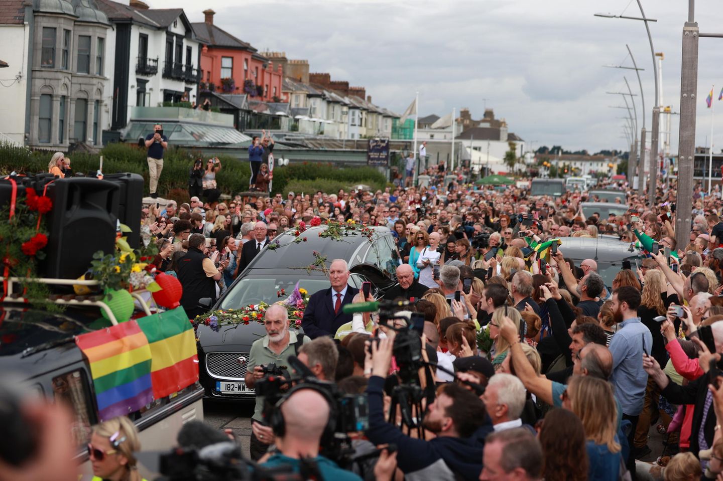 In dem südlich von Dublin gelegenen irischen Küstenstädchen Bray haben am Dienstag Hunderte Fans Abschied genommen von Sinéad O'Connor. Sie säumten die Straßen der früheren Heimatstadt der Sängerin, um ihr ein letztes Lebewohl zu sagen. Der Beerdigungswagen mit ihrem Sarg kam nur im Schritttempo voran.