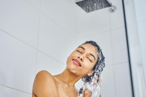 Eine Frau wäscht sich die Haare.