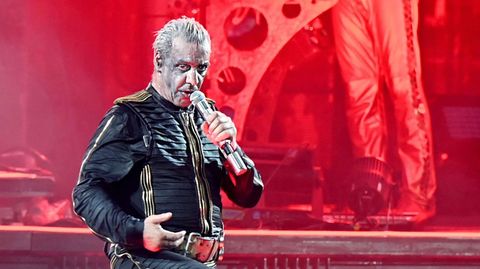 Till Lindemann, Frontsänger der Band Rammstein, steht im Rahmen der Deutschland-Tournee auf der Bühne. 