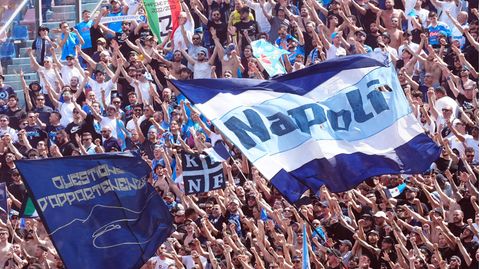 Fans des SSC Neapel feiern ihre Mannschaft. Ein Mafioso feierte auf Korfu mit – und wurde von der Polizei erkannt.