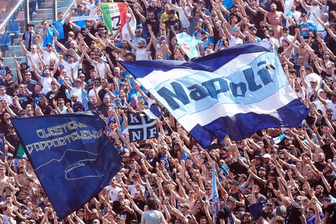 Fans des SSC Neapel feiern ihre Mannschaft. Ein Mafioso feierte auf Korfu mit – und wurde von der Polizei erkannt.