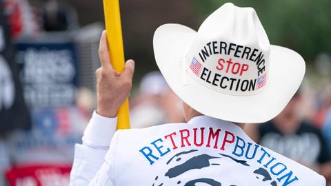 Retrumpbution, ein Wortmix aus Retribuition ("Vergeltung") und Trump, steht auf einer Jacke eines Anhängers vom Ex-US-Präsidenten Donald Trump