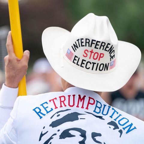 Retrumpbution, ein Wortmix aus Retribuition ("Vergeltung") und Trump, steht auf einer Jacke eines Anhängers vom Ex-US-Präsidenten Donald Trump