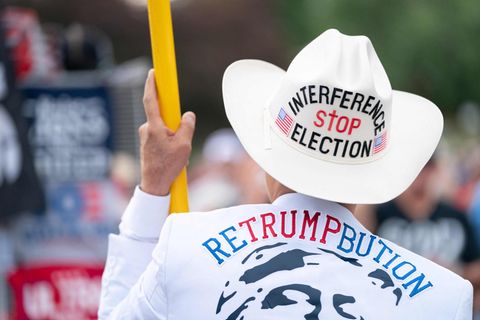 Retrumpbution, ein Wortmix aus Retribuition ("Vergeltung") und Trump, steht auf einer Jacke eines Anhängers vom Ex-US-Präsidenten Donald Trump