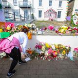 Vor dem Haus, in dem Sinéad O'Connor gewohnt hat, haben Fans Blumen und Karten abgelegt sowie Kerzen angezündet. Bray hat rund 30.000 Einwohner und liegt 20 Kilometer südlich der Hauptstadt Dublin. 